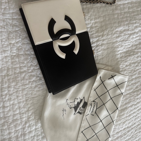 Chanel Bicolor Split Clutch Bag Two-Tone Black and White Clutch ❤️ - Picture 4 of 15